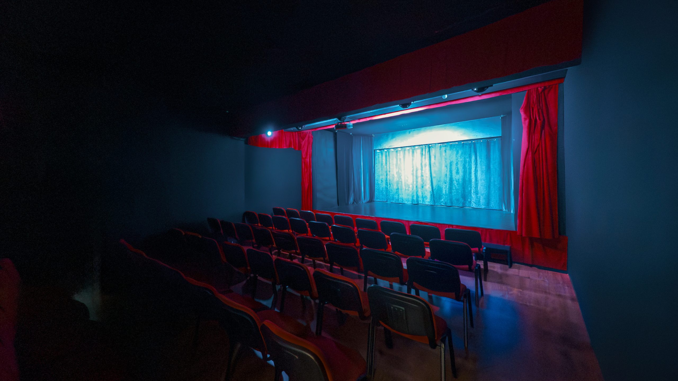 Sala del Teatro IF con 50 posti e palco con sipario rosso, Roma Nord