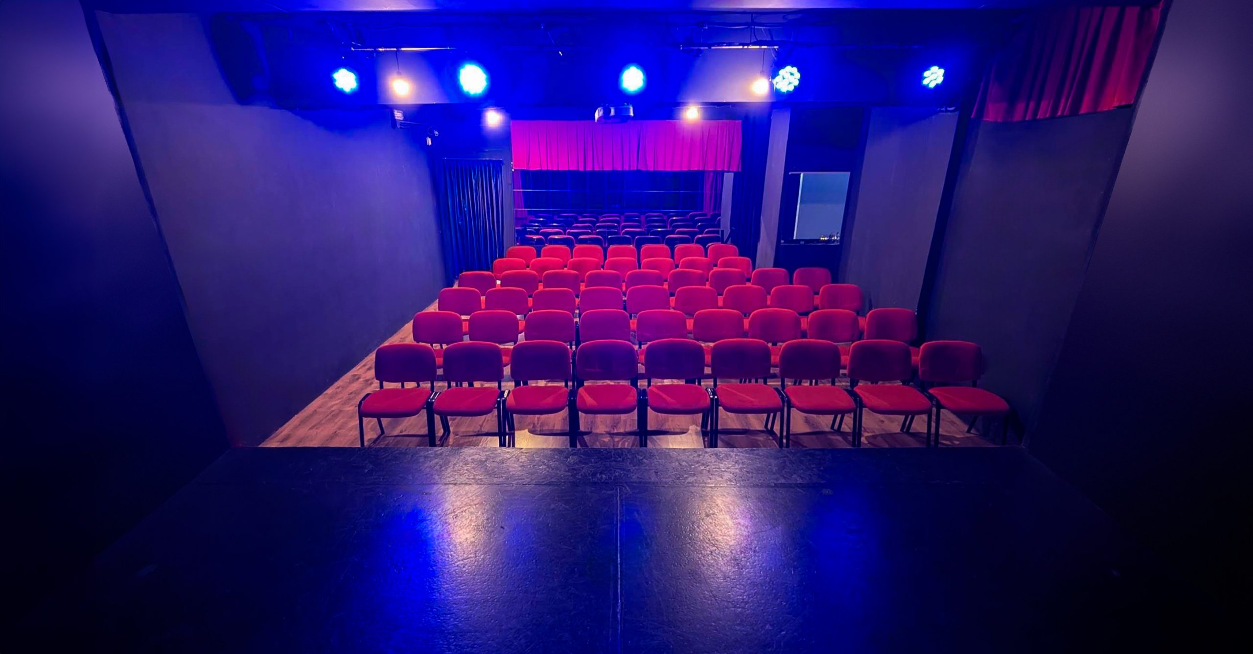 Platea del Teatro IF da 50 posti con palco illuminato, Roma Nomentana